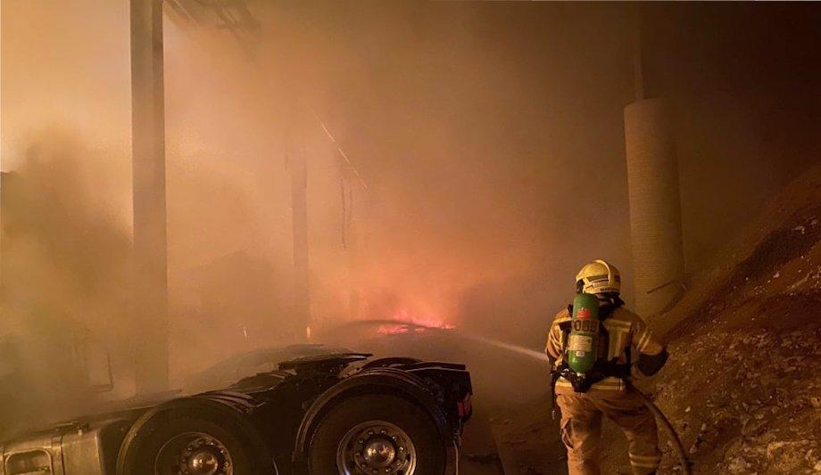 FRNSW Battles Massive Wetherill Park Factory Fire
