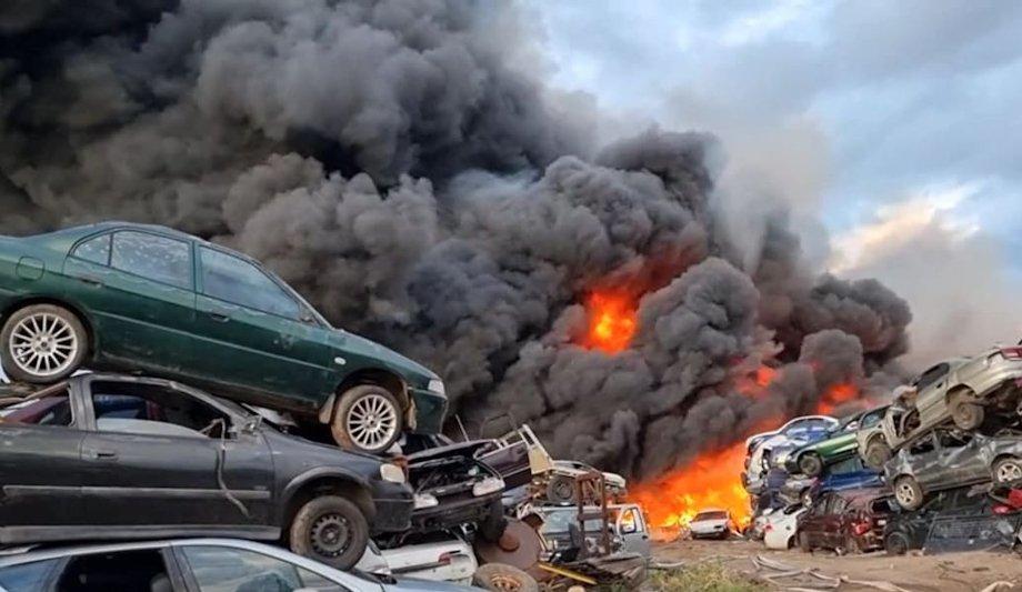 FRNSW Battles Vehicle Scrap Yard Fire In Trenayr