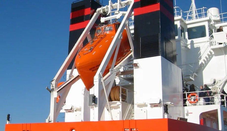 VIKING Free-Fall Lifeboats And Davits For Rapid Evacuation
